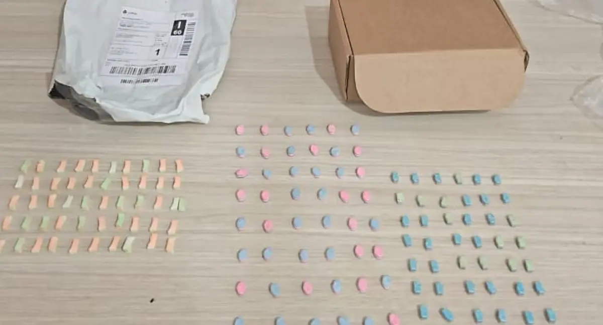 Cão policial fareja encomenda e Denarc apreende 150 comprimidos de ecstasy