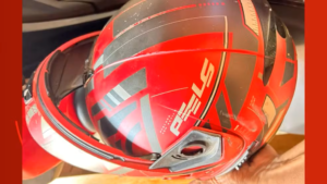 Capacete da vítima após agressão — Foto: Reprodução arquivo pessoal