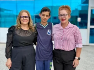A professora Maria Luzia salientou a dedicação e o crescimento do estudante ao longo dos últimos anos