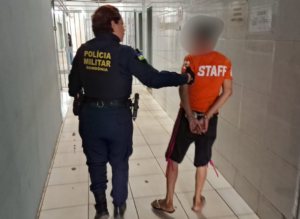 MULHER ARMADA COM FACÃO É CONTIDA EM FRENTE A ESCOLA