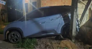 Jovem é presa por embriaguez após carro bater em casa no bairro Nacional