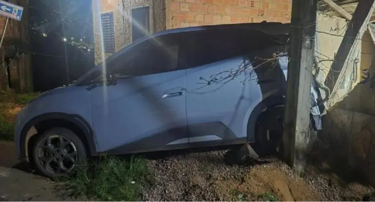 Jovem é presa por embriaguez após carro bater em casa no bairro Nacional