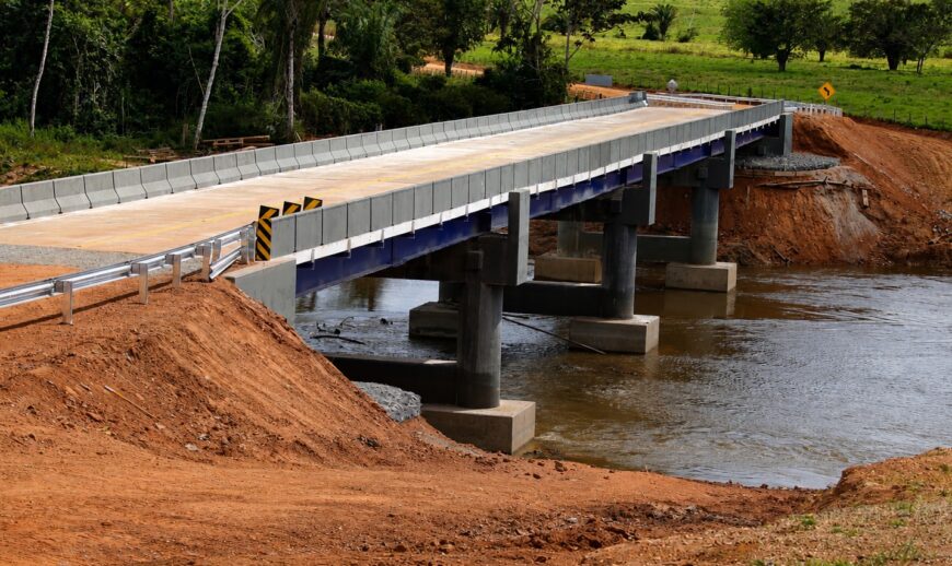Ponte sobre o Rio Pimenta Bueno na RO-495 no Cone Sul entra na etapa final e tem tráfego liberado