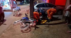 Motociclista colide contra poste na zona leste da capital