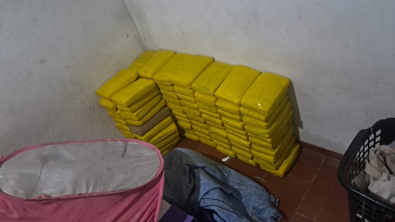 PM desmantela depósito do tráfico e apreende mais de 328 quilos de drogas em Cacoal
