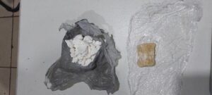PM APREENDE DROGAS E BALANÇA DE PRECISÃO EM ÁREA CONHECIDA PELO TRÁFICO