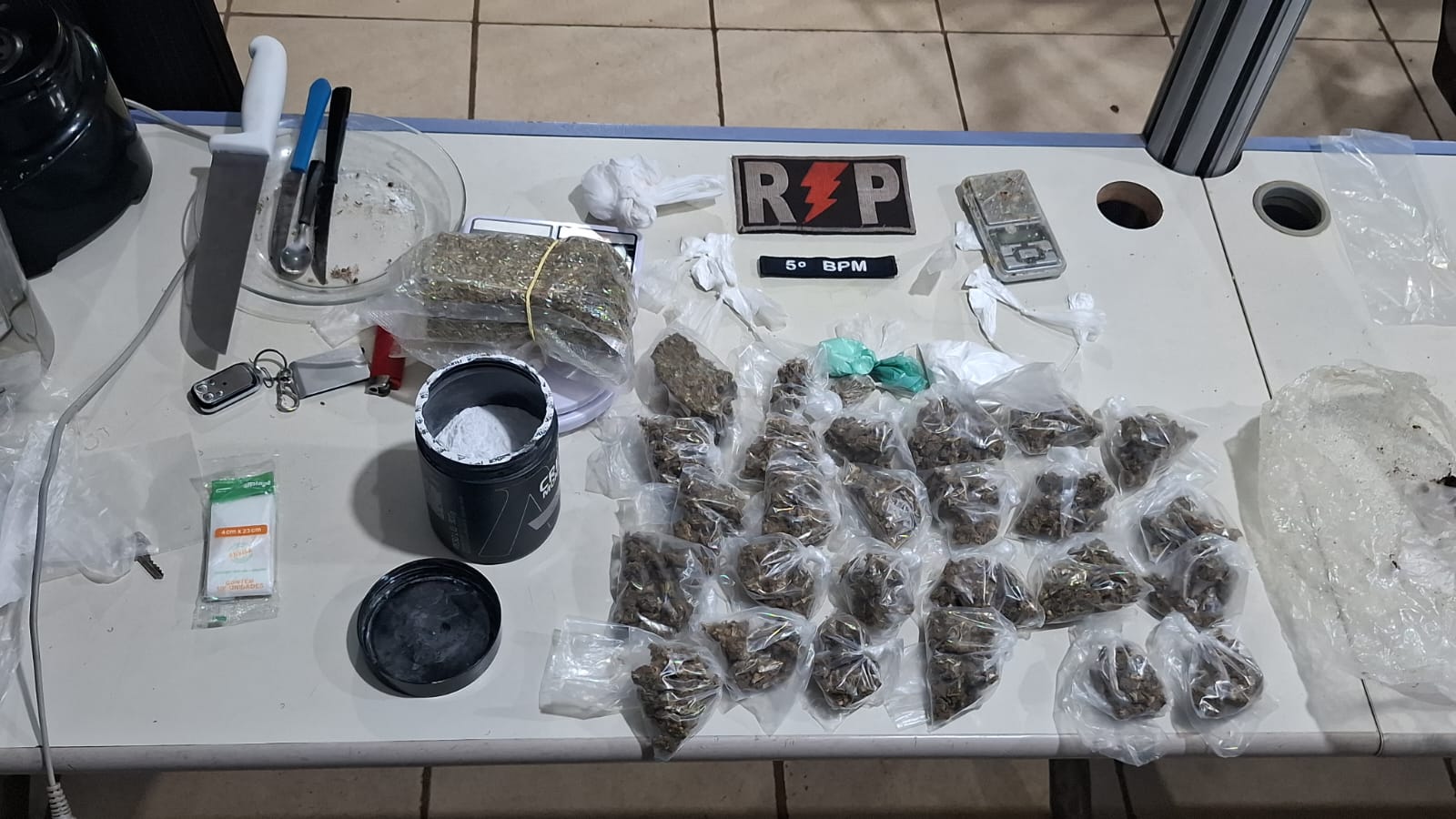 PM encontra drogas, balanças e material para comercialização em Porto Velho