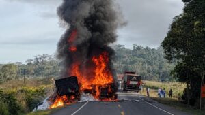Carretas colidem de frente e pegam fogo na BR 364 próximo a Ariquemes