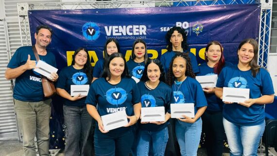 Programa Vencer entrega kits profissionais a 110 concluintes e estimula inserção no mercado de trabalho em Rondônia