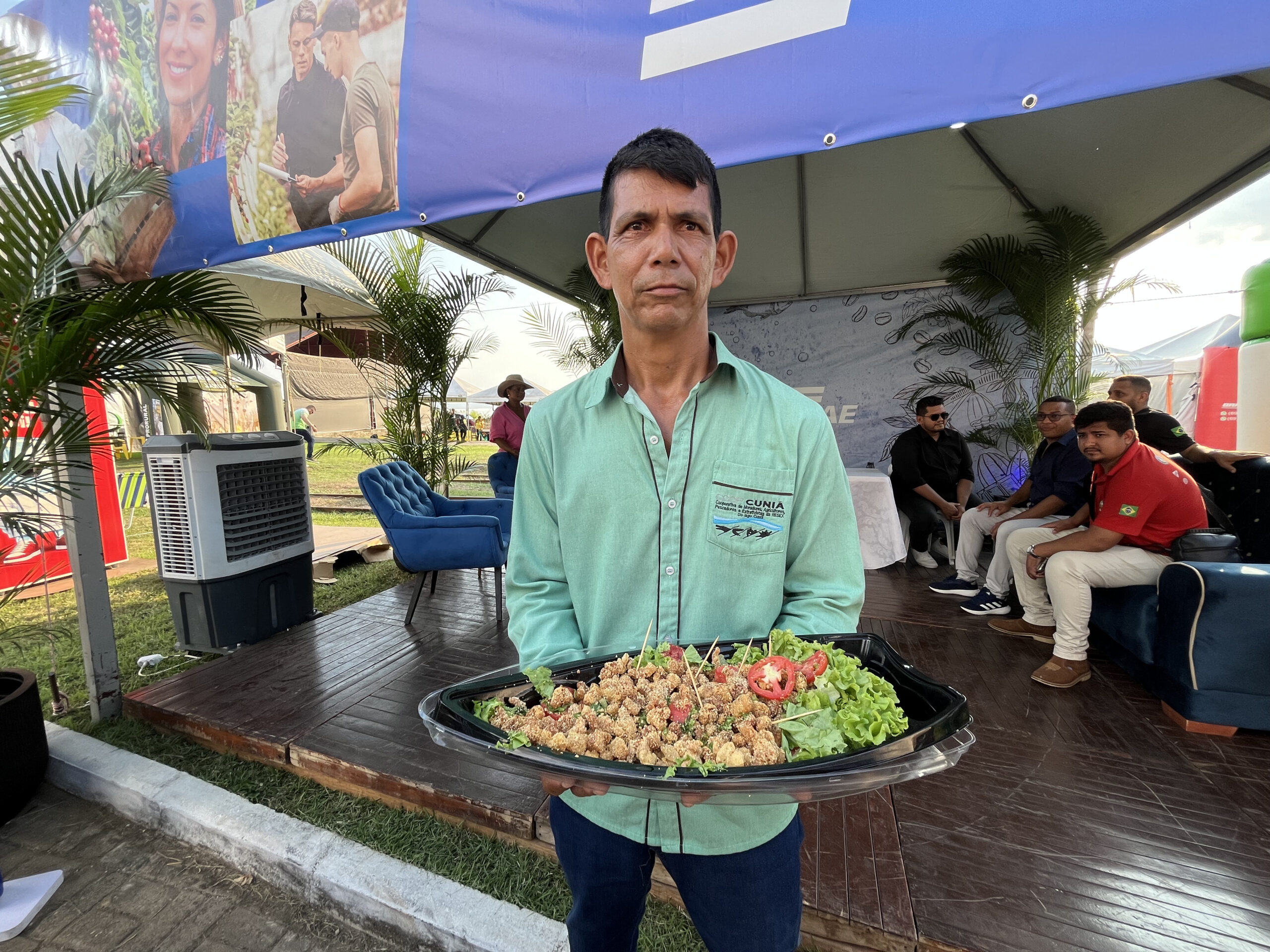 Carne de jacaré atrai curiosidade e ganha degustação durante a Agrotec 2026