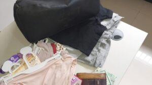 Casal é flagrado furtando roupas íntimas por câmeras de segurança