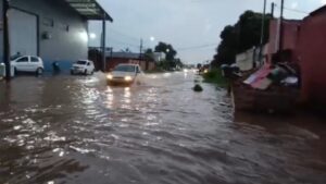 Temporal com ventos fortes deixa ruas alagadas e provoca estragos em Porto Velho