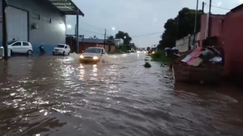 Temporal com ventos fortes deixa ruas alagadas e provoca estragos em Porto Velho