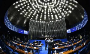 O Congresso Nacional retoma hoje (3) os trabalhos após duas semanas de recesso parlamentar, sem previsão de sessão plenária deliberativa tanto na Câmara dos Deputados, quanto no Senado.Os presidentes das Casas concordaram em limitar os trabalhos legislativos a duas semanas de “esforço concentrado” devido ao período eleitoral. A primeira semana será entre os dias 10 e 14 de agosto, e a segunda entre os dias 31 de agosto e 3 de setembro.A expectativa é que votações nos plenários da Câmara e do Senado ocorram apenas nessas duas semanas até as eleições gerais de outubro. Historicamente, o semestre de eleições é mais esvaziado no Congresso.Entre os projetos que não foram votados no primeiro semestre, e que podem entrar nos debates a partir de agosto, está a proposta de emenda à Constituição (PEC) do fim da escala 6x1, que segue na mesa do presidente do Senado, Davi Alcolumbre (União-AP).Apesar da pressão do governo, que deseja votar o tema antes da eleição, não há indicativo de Alcolumbre, quando o tema será encaminhado à Comissão de Constituição e Justiça (CCJ). A oposição defende a votação de uma PEC alternativa, mantendo a possibilidade de escala 6x1.Outro projeto que o governo gostaria de ver votado é a PEC da Segurança Pública, votada na Câmara, e que aguarda deliberação no Senado. O presidente Luiz Inácio Lula da Silva tem cobrado Alcolumbre, publicamente, para colocar o tema em votação.No Senado, há ainda a expectativa de se votar o projeto de lei de regulação da exploração dos minerais críticos, já aprovado pela Câmara.O Congresso precisaria ainda votar os projetos de lei orçamentários, tanto o de Lei de Diretrizes Orçamentárias (LDO), quanto o de Lei Orçamentária Anual (LOA) de 2027, que deve ser encaminhado pelo governo até o dia 31 de agosto.O Congresso tem ainda 87 vetos que trancam a pauta do Legislativo, entre eles, ao projeto de regulamentação da reforma tributária, ao Estatuto do Pantanal, às LDO e LOA de 2026, ao marco do setor elétrico e o veto integral à Lei da Dosimetria, que reduz o tempo de prisão para condenados pelo 8 de janeiro.Outros temas debatidos no semestre anterior, mas que não chegaram ao plenário das Casas, são o PL da Misoginia, que criminaliza a discriminação contra mulheres, e o PL da Inteligência Artificial (IA), que regula a tecnologia no Brasil e foi apresentado como uma das prioridades do presidente da Câmara, deputado Hugo Motta (Republicanos-PB).
