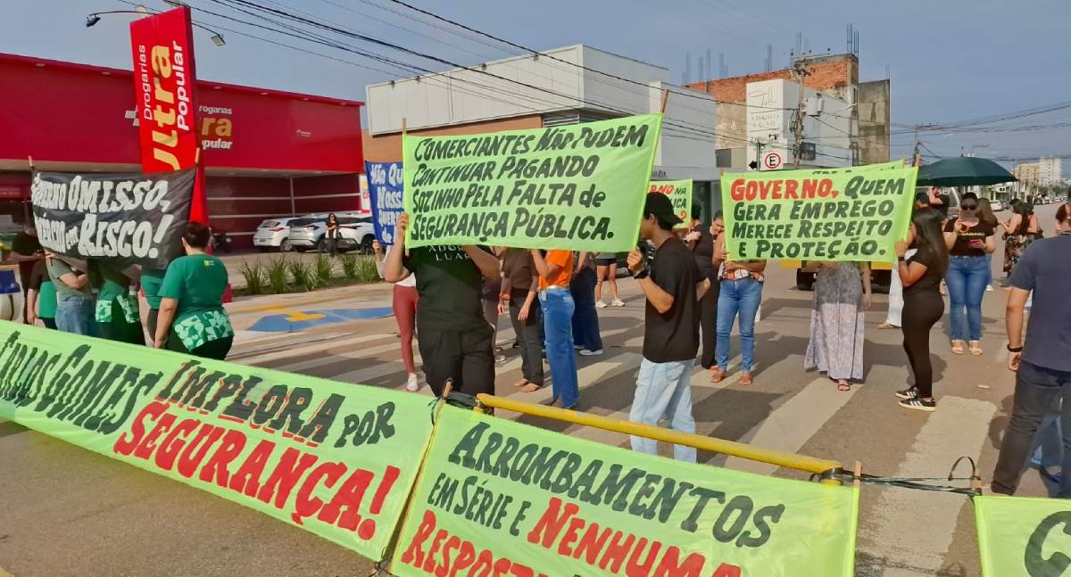 Comerciantes realizam protesto pacífico por segurança no cruzamento da Carlos Gomes em Porto Velho