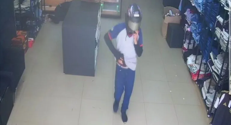 Loja é assaltada por quatro criminosos e moto é abandonada em fuga em Porto Velho