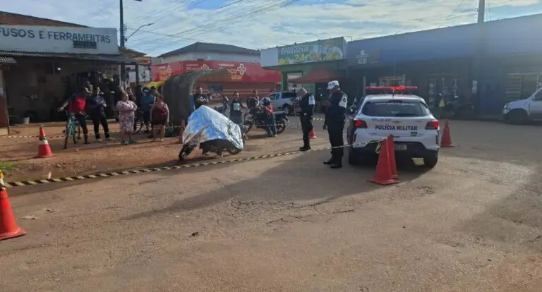 Mulher morre após passar mal e deitar sobre painel de moto em cruzamento no bairro JK em Porto Velho