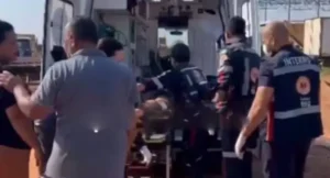 Trabalhador fica gravemente ferido após ser prensado por carreta em empresa na zona leste