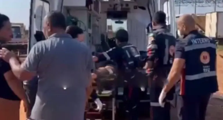 Trabalhador fica gravemente ferido após ser prensado por carreta em empresa na zona leste