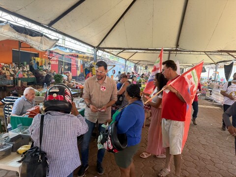 Expedito Netto visita feira popular de Guajará-Mirim e conversa com moradores