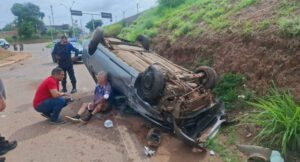 Carro capota na Rua da Beira após motorista perder o controle da direção