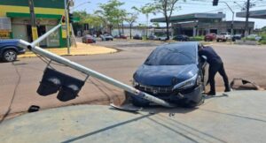 Colisão entre veículos deixa carro destruído e semáforo danificado na capital