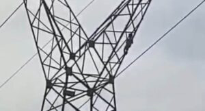 Criança de 5 anos é resgatada pelo Corpo de Bombeiros após subir em torre de transmissão