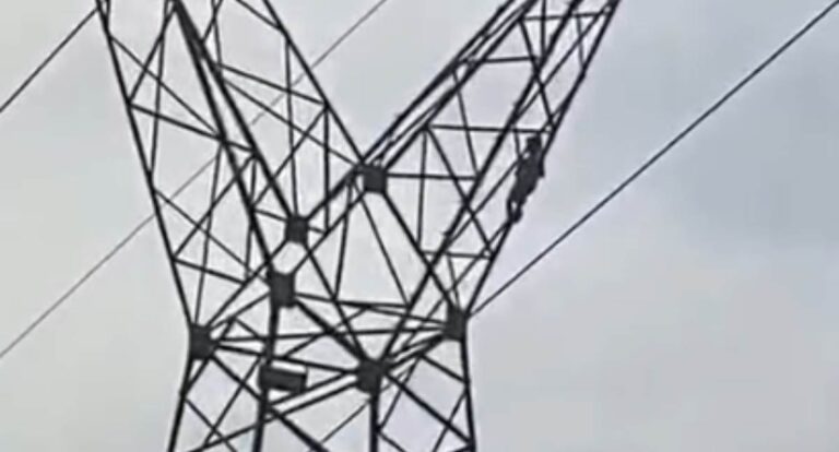 Criança de 5 anos é resgatada pelo Corpo de Bombeiros após subir em torre de transmissão