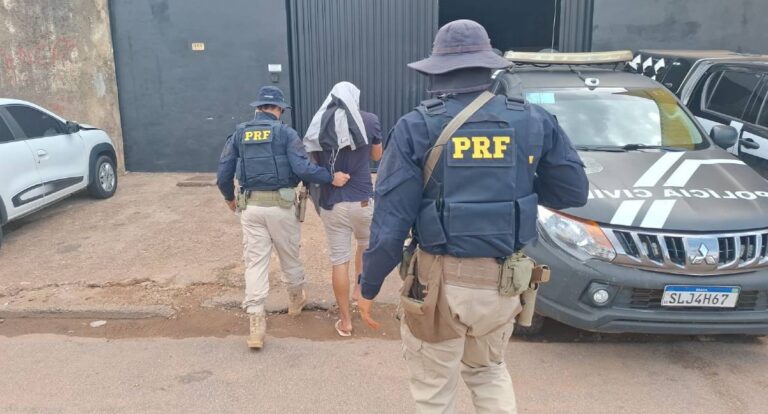 Jovem de 21 anos é preso com maconha e cocaína em táxi na BR-364