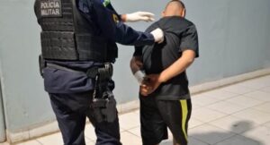 Jovem de 24 anos é detido pela PM após ameaçar a própria avó com faca na capital