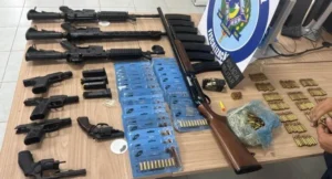 Operação conjunta apreende fuzis, pistolas e centenas de munições em caminhão no interior de Rondônia