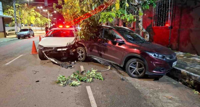 Médico colide com carro estacionado e deixa veículos danificados em Porto Velho