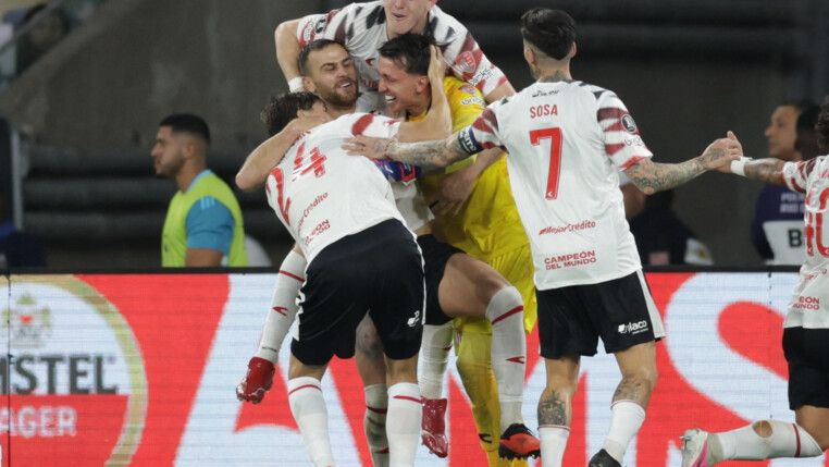 Equipe do Estudiantes comemora após eliminar o Flamengo no Maracanã. (REUTERS/Ricardo Moraes)