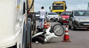 Caminhão-tanque passa por cima de motocicleta em cruzamento da BR-364 em Ji-Paraná