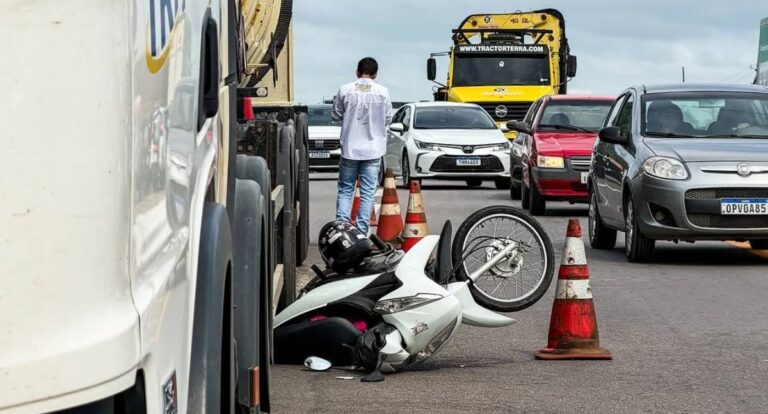 Caminhão-tanque passa por cima de motocicleta em cruzamento da BR-364 em Ji-Paraná