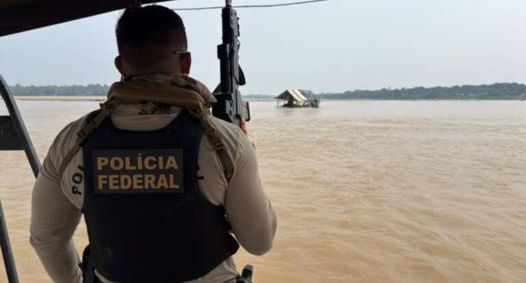 Polícia Federal e Ibama inutilizam 15 dragas de garimpo ilegal durante Operação Argos no Rio Madeira