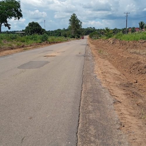 Recapeamento da RO-135, em Ji-Paraná, é solicitado por Cláudia de Jesus ao DER