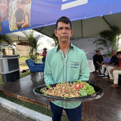 Carne de jacaré atrai curiosidade e ganha degustação durante a Agrotec 2026