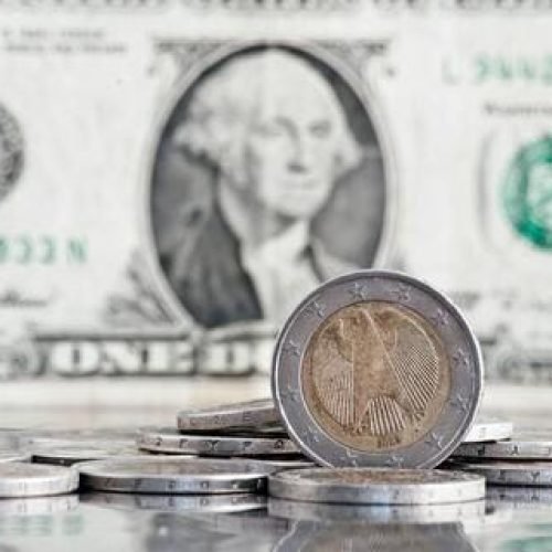 Mesmo sob ameaça de taxação do aço, dólar volta a cair e vale R$ 5,78