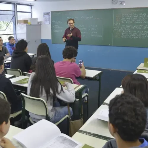 Câmara aprova proposta que proíbe escolas de recusar matrículas