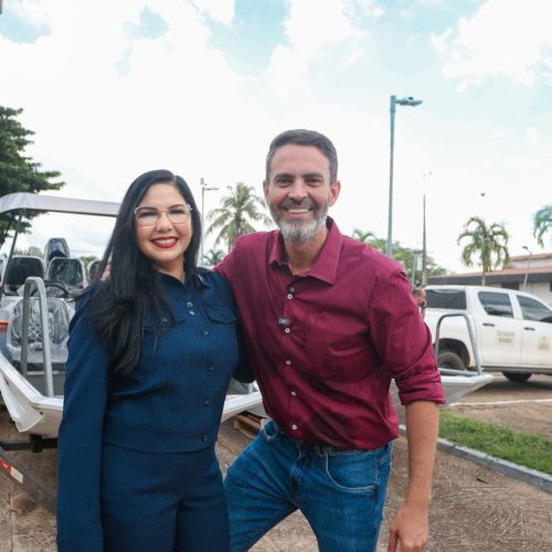 Deputada Cristiane Lopes entrega voadeiras à prefeitura para atender as comunidades do Baixo Madeira