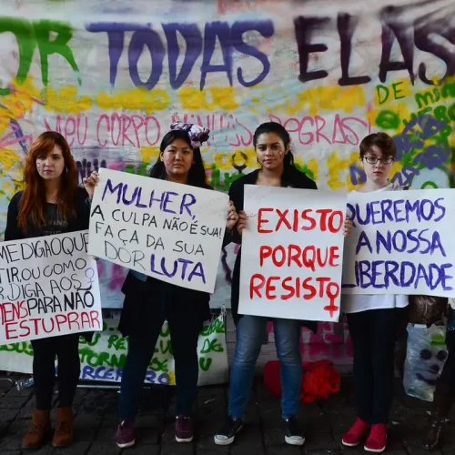 Cresce percentual de mulheres que relatam medo de ser estupradas