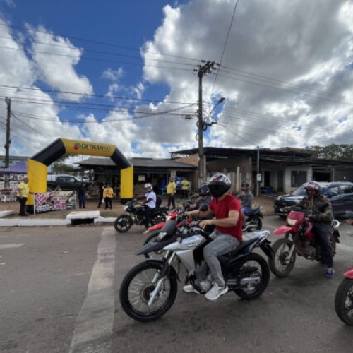 Servidores levam mensagem de amor e segurança no trânsito a condutores em ação alusiva ao Dia dos Namorados