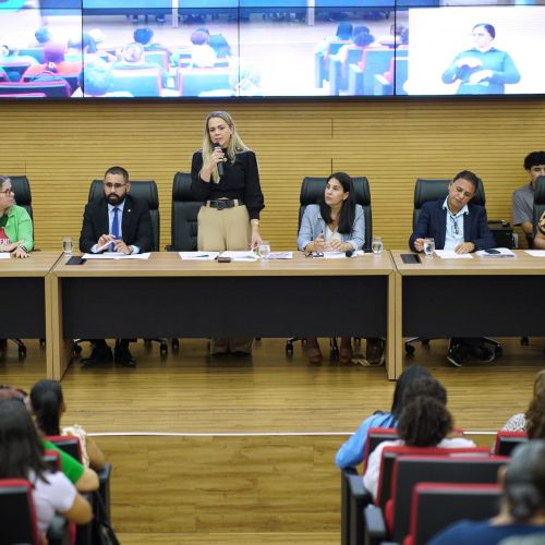 Movimentos sociais, trabalhadores e a deputada Cláudia de Jesus debatem melhorias na educação