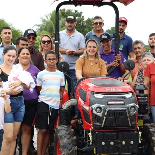 Agricultores de Vale do Anari recebem trator e triturador com recurso de Cláudia de Jesus