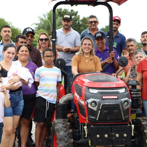 Agricultores de Vale do Anari recebem trator e triturador com recurso de Cláudia de Jesus