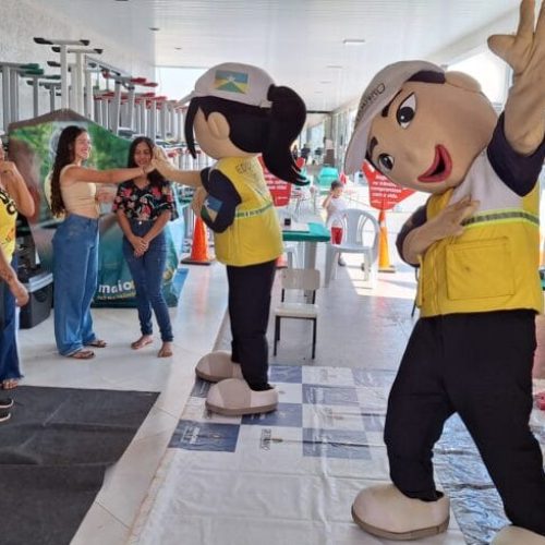 Serviços de habilitação, veículos e atividades de educação são oferecidos para população durante evento em Cacoal