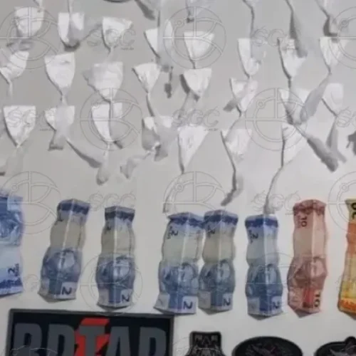Jovem traficante é preso ao ser flagrado com sacola cheia de drogas