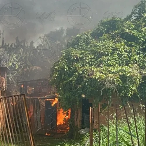 Incêndio destrói residência no bairro Mato Grosso, em Porto Velho