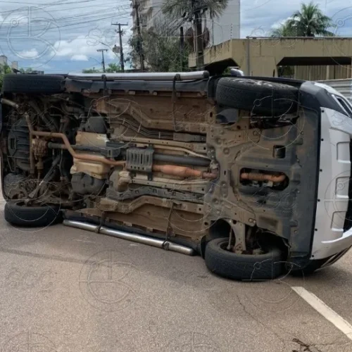 Acidente com capotamento é registrado na Avenida Carlos Gomes
